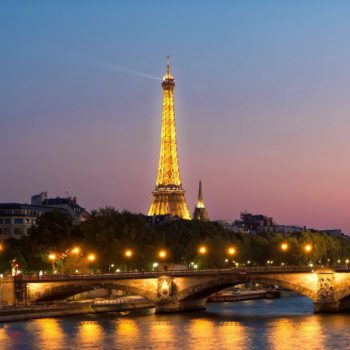 Tour-Eiffel-Pont-Invalides-illuminé- visites remarquables à Paris - champagne à la tour Eiffel - Patrimoine remarquable