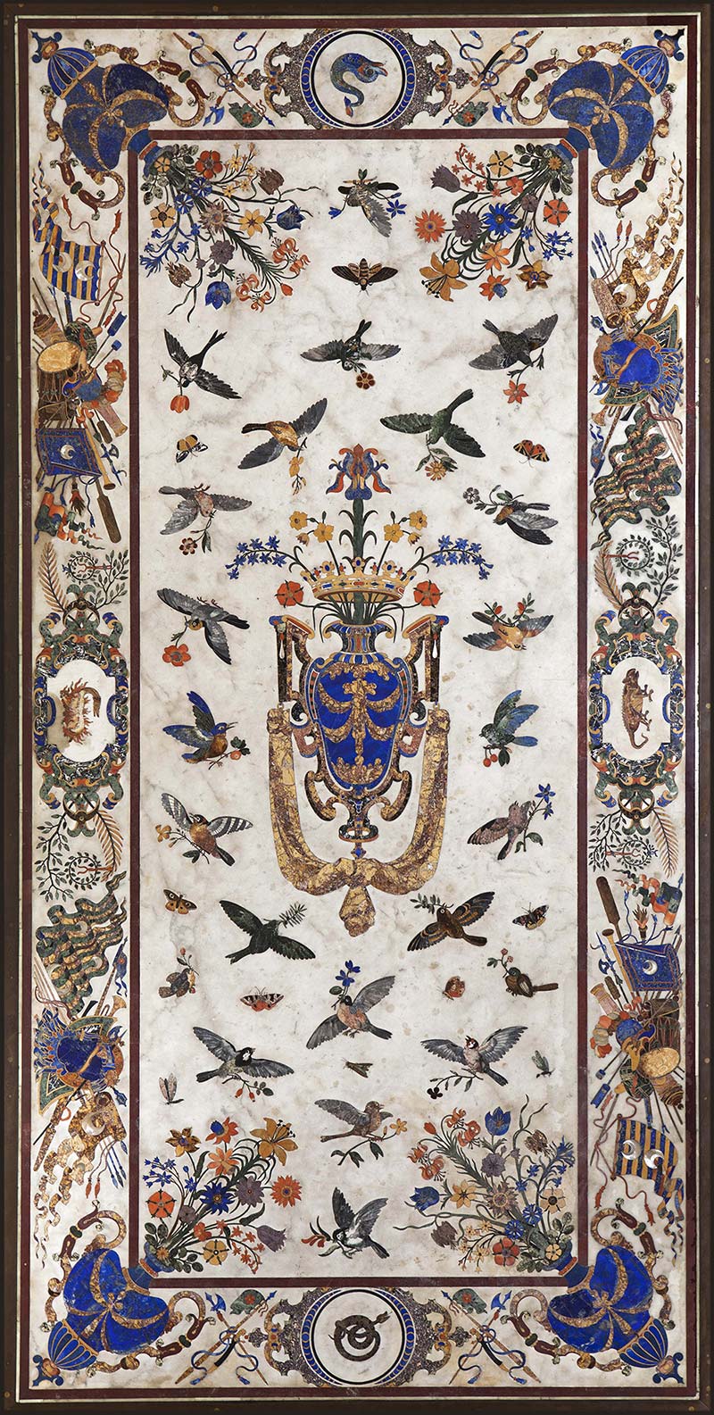 Grande table des Orsini, bronze et marbre de Carrare orné de gemmes variées : lapis—lazuli, marbres antiques, jaspes, agates, albâtres, nacre… ©MNHN/B. Faye